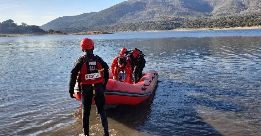 Rescate de un deportista con hipotermia tras volcar su embarcación en Plasencia
