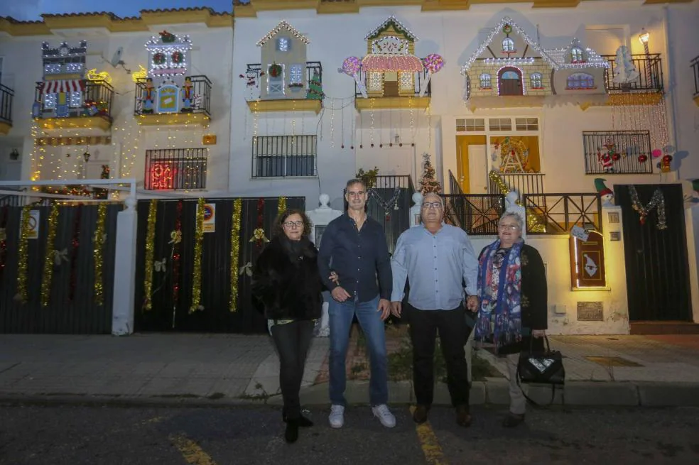 Calle Cristina. Santiago Rodríguez y Pablo Simón delante de sus fachadas . J. M. R./