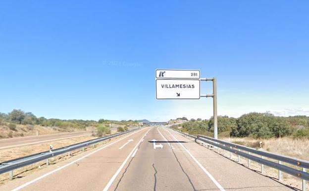 Un hombre resulta herido tras volcar el camión que conducía en la salida de la A-5 hacia Villamesías