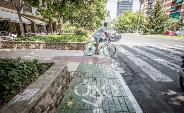 Carril bici en Sinforiano Madroñero, que el Ayuntamiento cambiará en 2022. /HOY