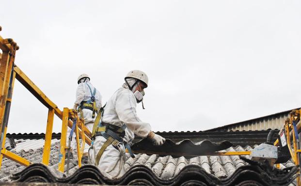 Quince municipios pacenses recibirán subvenciones para retirar fibrocemento