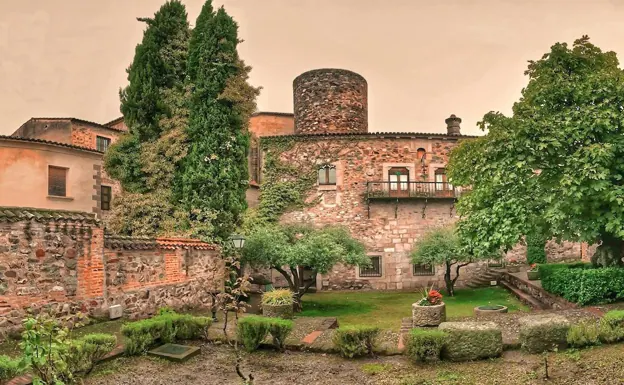 Imagen de archivo del jardín del Palacio de Carvajal; a la izquierda están los cipreses desaparecidos y a la derecha la centenaria higuera. /hoy
