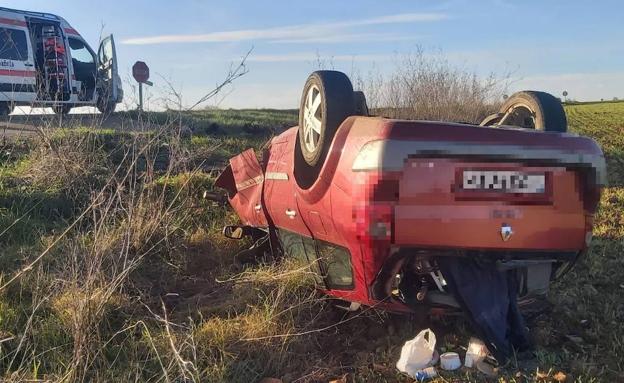 Herido leve un hombre de 66 años en un vuelco cerca de Montijo