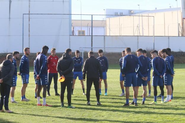 Manuel dirige el entrenamiento con mayoría de jugadores del filial. / ROMERO