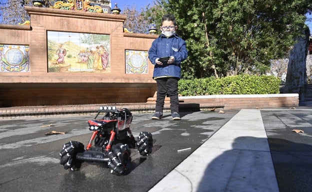 Juan Martín con su regalo en Badajoz.  JV ARNLAS