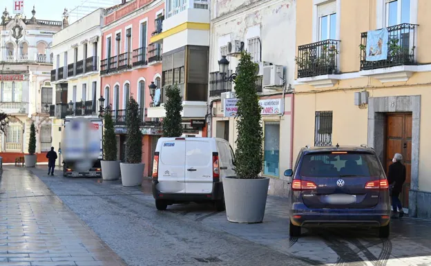 Los maceteros de San Andrés en Badajoz no evitan que los coches aparquen en la acera