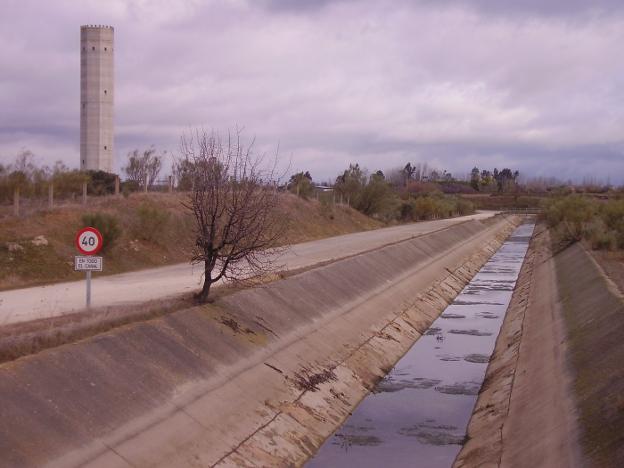 Uno de los canales de la zona regable de Valdecañas. / E. G. R