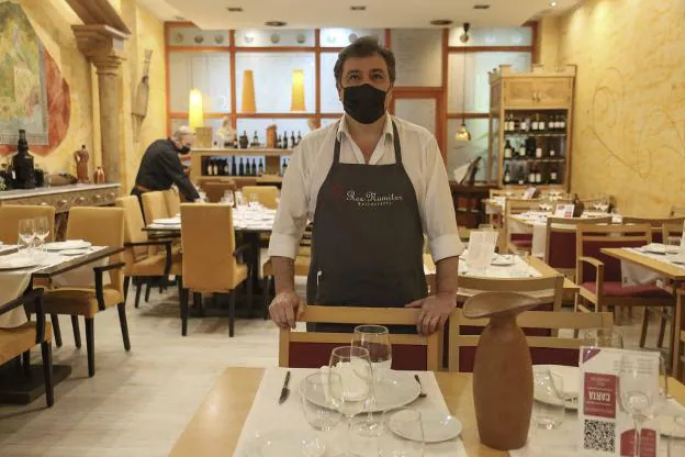 Paulino Álvarez en el restaurante Rex Numitor. / J. M. ROMERO