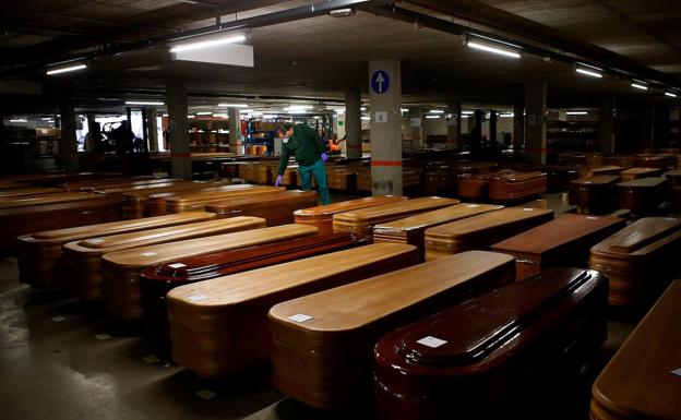 Ataúdes en el parking de un tanatorio en Barcelona en abril de 2020./EFE
