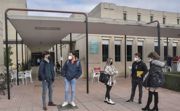 Estudiantes con mascarillas en el campus universitario de Badajoz. 