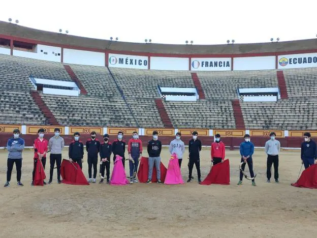Algunos de los 47 alumnos que este año se prepararán para ser toreros en Badajoz. / HOY