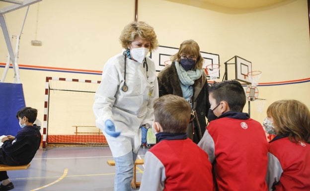 Médicos jubilados dan un paso al frente