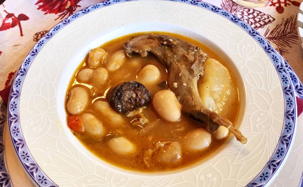 Casa Vicente: mesa camilla y judías con conejo al sur de Badajoz