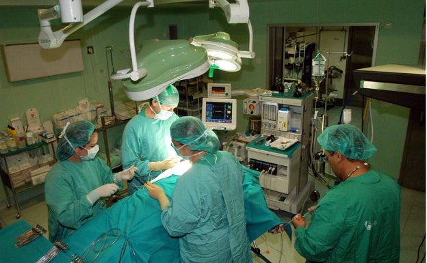 La presión del hospital por la covid obliga ya a la suspensión de operaciones en Extremadura