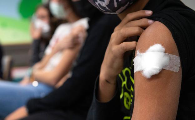 Una niña de Mérida, vacunada dos veces en su colegio