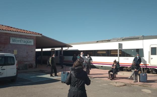 Trasladan en bus a los pasajeros del tren extremeño por una avería en las infraestructuras