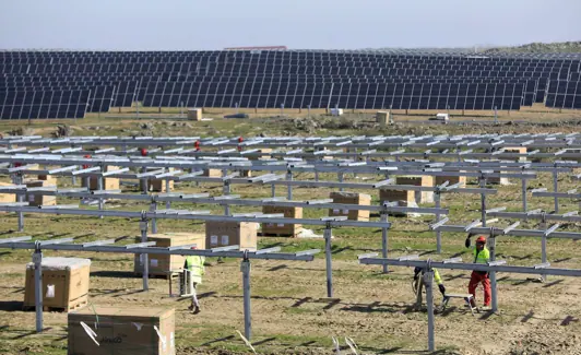 Trabajos de construcción de una planta fotovoltaica en Extremadura. 