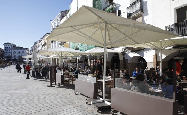 Los hosteleros cacereños piden que las multas en la nueva ordenanza de terrazas sean menores