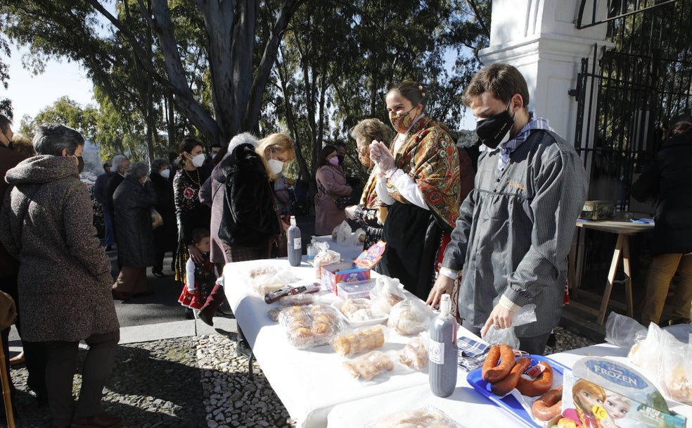 Roscas y ofrendas en el Paseo Alto de Cáceres