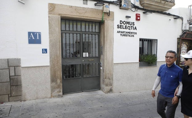 Salaya rechaza que la parte antigua de Cáceres sea un espacio solo para turistas