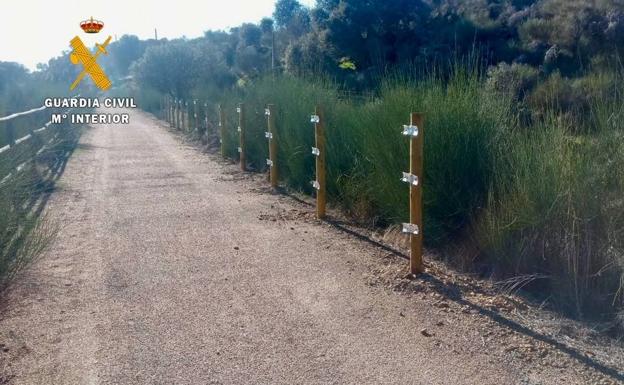 Investigado en Logrosán por robar postes de un camino para hacerse un picadero de caballos