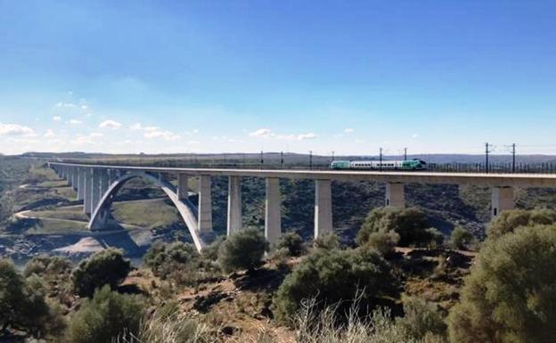 Un tren ya circula en pruebas por la nueva línea entre Plasencia y Badajoz