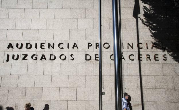 La Fiscalía pide en Cáceres que una mujer con discapacidad intelectual devuelva 5.784 euros que estafó