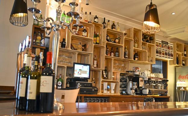 Abre Agua Bendita, el bar más 'hygge' de Badajoz