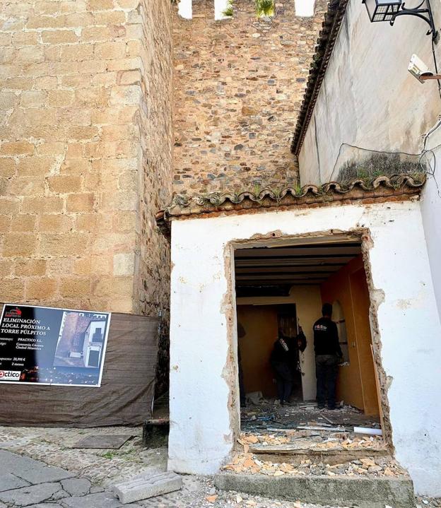 El derribo de un local anexo a la muralla de Cáceres aclarará si quedan restos medievales junto al Arco de la Estrella