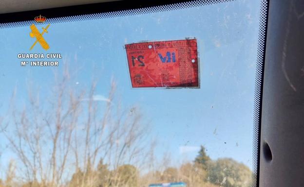 Detenido un conductor en Casar de Cáceres con una pegatina de ITV de otro coche y sin seguro