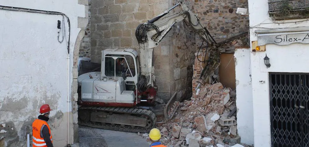 Concluye el derribo del edificio anexo a la Torre de los Púlpitos y la muralla de Cáceres