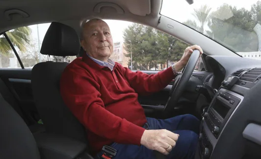 José Antonio Román Seco, 82 años, al volante de su Skoda