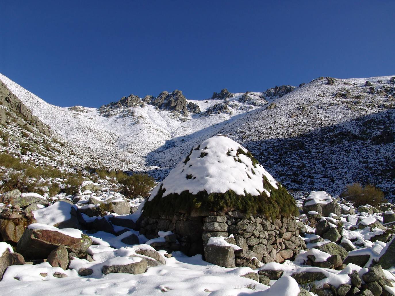 Una década tras los enclaves y construcciones populares de Guijo de Santa Bárbara