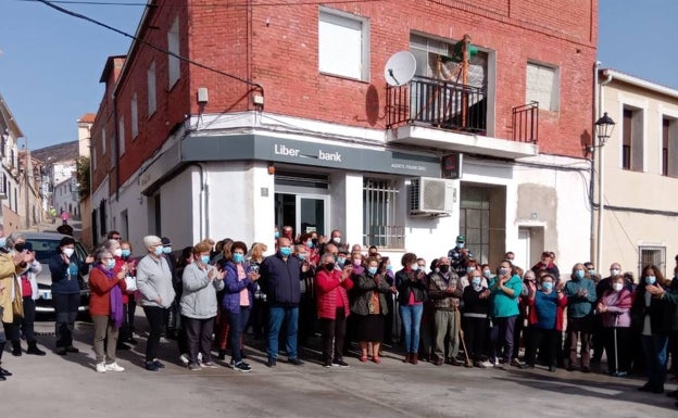 Los vecinos de Casas de Millán protestan por el cierre de la oficina bancaria