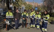 Los jardineros municipales de Badajoz cambian las herramientas de gasolina por las de batería