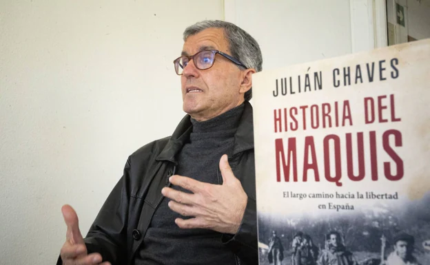 Julián Chaves Palacios con su libro 'Historia del maquis. El largo camino hacia la libertad en España'. /jorge rey
