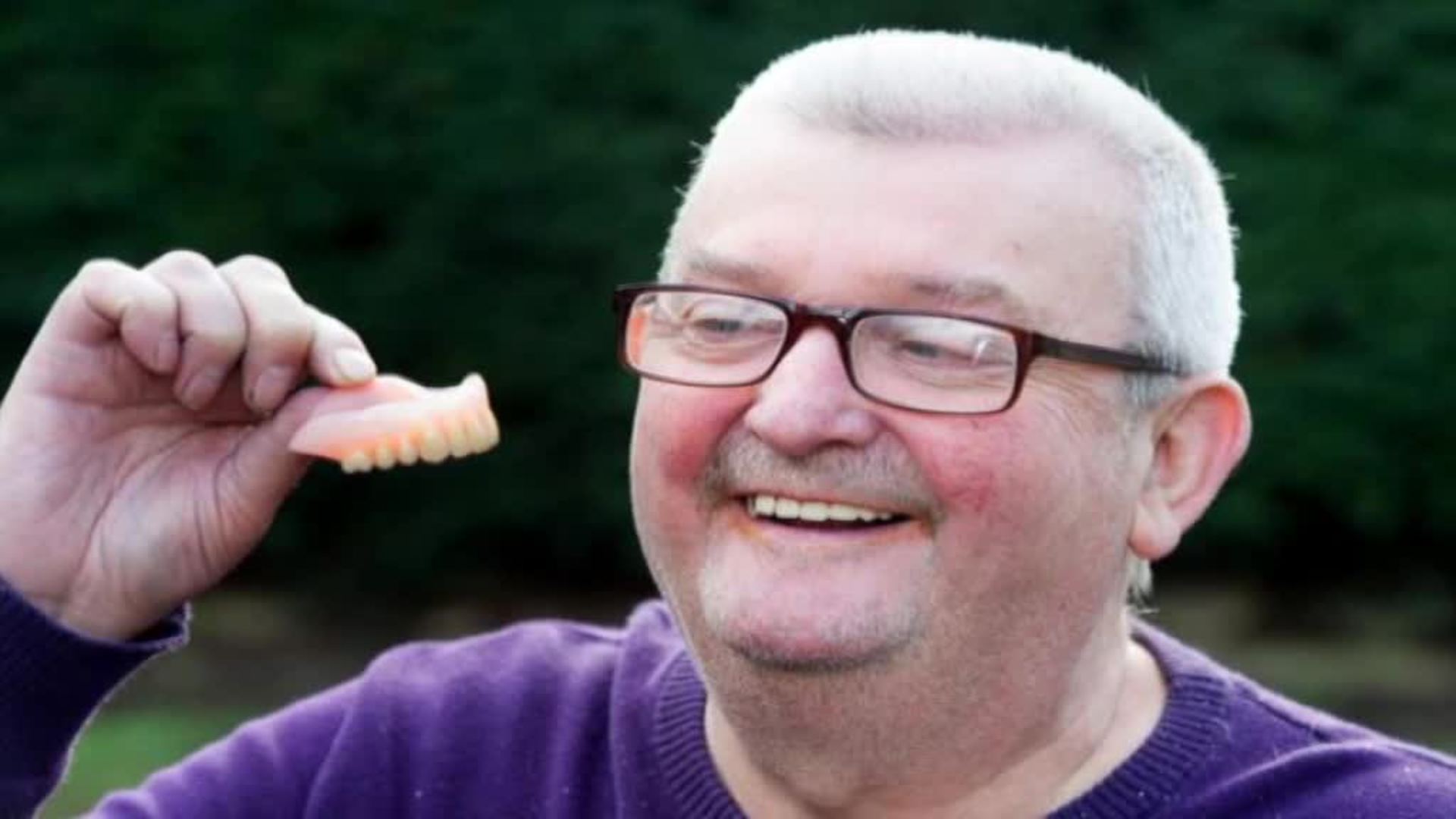 Un ciudadano británico recupera su dentadura postiza perdia en Benidorm hace más de una década