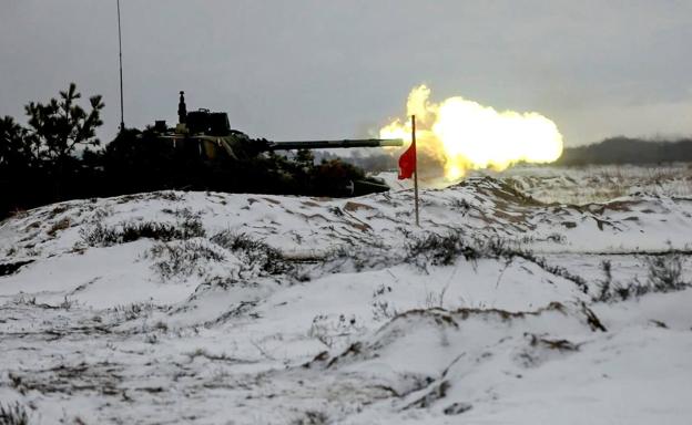 Un tanque ruso dispara durante las maniobras conjuntas que desarrolla el Ejército del Kremlin en territorio bielorruso, cerca de la frontera con Ucrania. /EFE