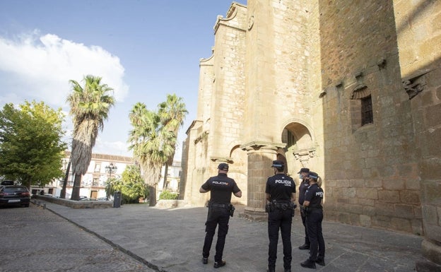 Juzgan a dos hombres acusados de amenazar a vecinos en la plaza de Santiago de Cáceres