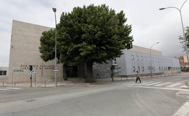 Tres años de cárcel por apalear a un anciano en Ceclavín que no salía de su casa por temor al virus