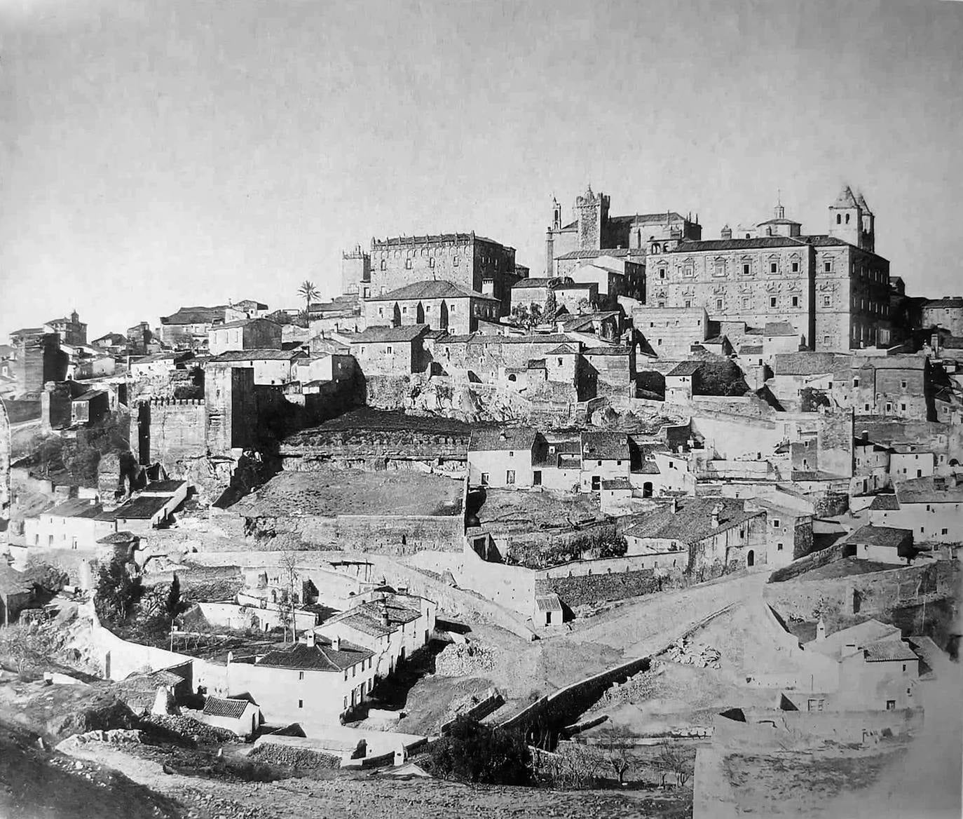 La misteriosa foto de Cáceres de 1875 y drogas en la Ciudad Monumental