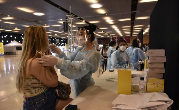 Una sanitaria realiza un test de antígenos a una joven. /ep