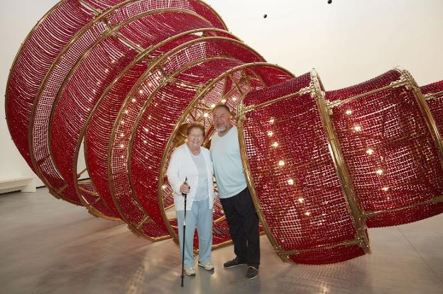 Helga de Alvear posa con Ai Weiwei junto a 'Descending light', obra de este artista y disidente chino. / HOY