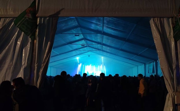 Hoteles de la Plaza Mayor de Cáceres se quejan de que la carpa de Carnaval está causando molestias