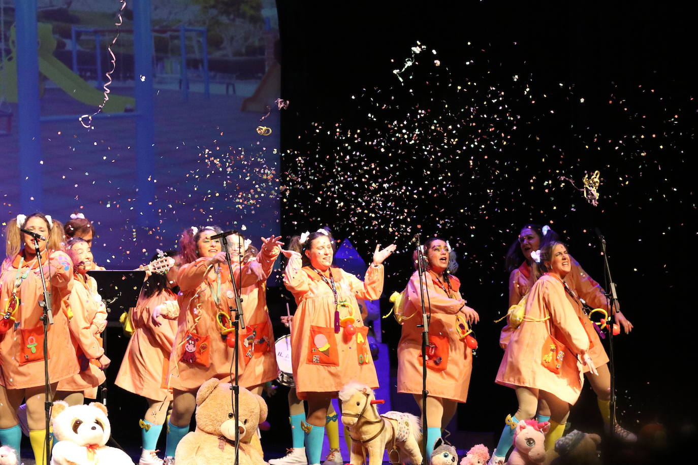 'Comparsa jerezana' y 'Las Inesperadas 2.0' animan el Carnaval con el humor, la crítica y la ironía de sus letras