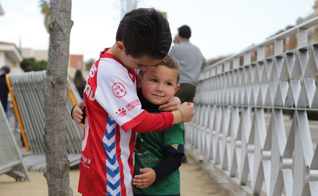 Abrazo entre dos niños, uno del Villanovense y otro del Don Benito.