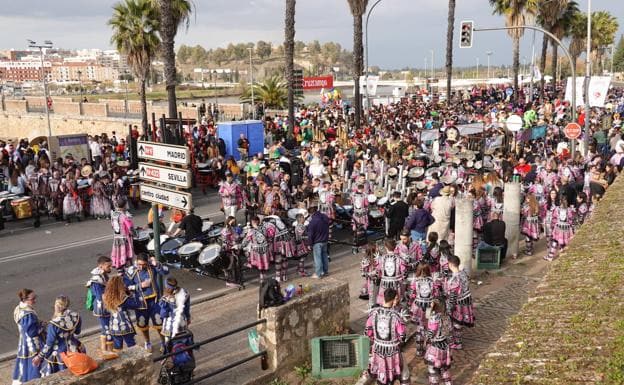 Las comparsas, el sábado en la pasarela, tenían que abrirse paso entre el botellón para actuar./casimiro moreno