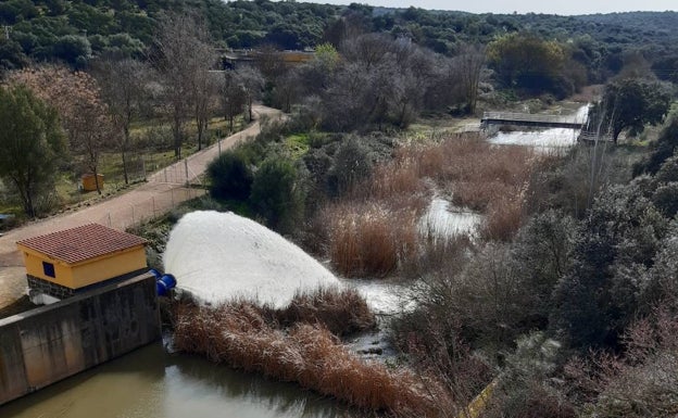 La presa de Los Canchales desembalsa para mantener el caudal ecológico del Guadiana