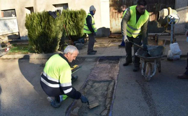 Operarios municipales prueban el biomortero de corcho y lana de roca. / G. J.