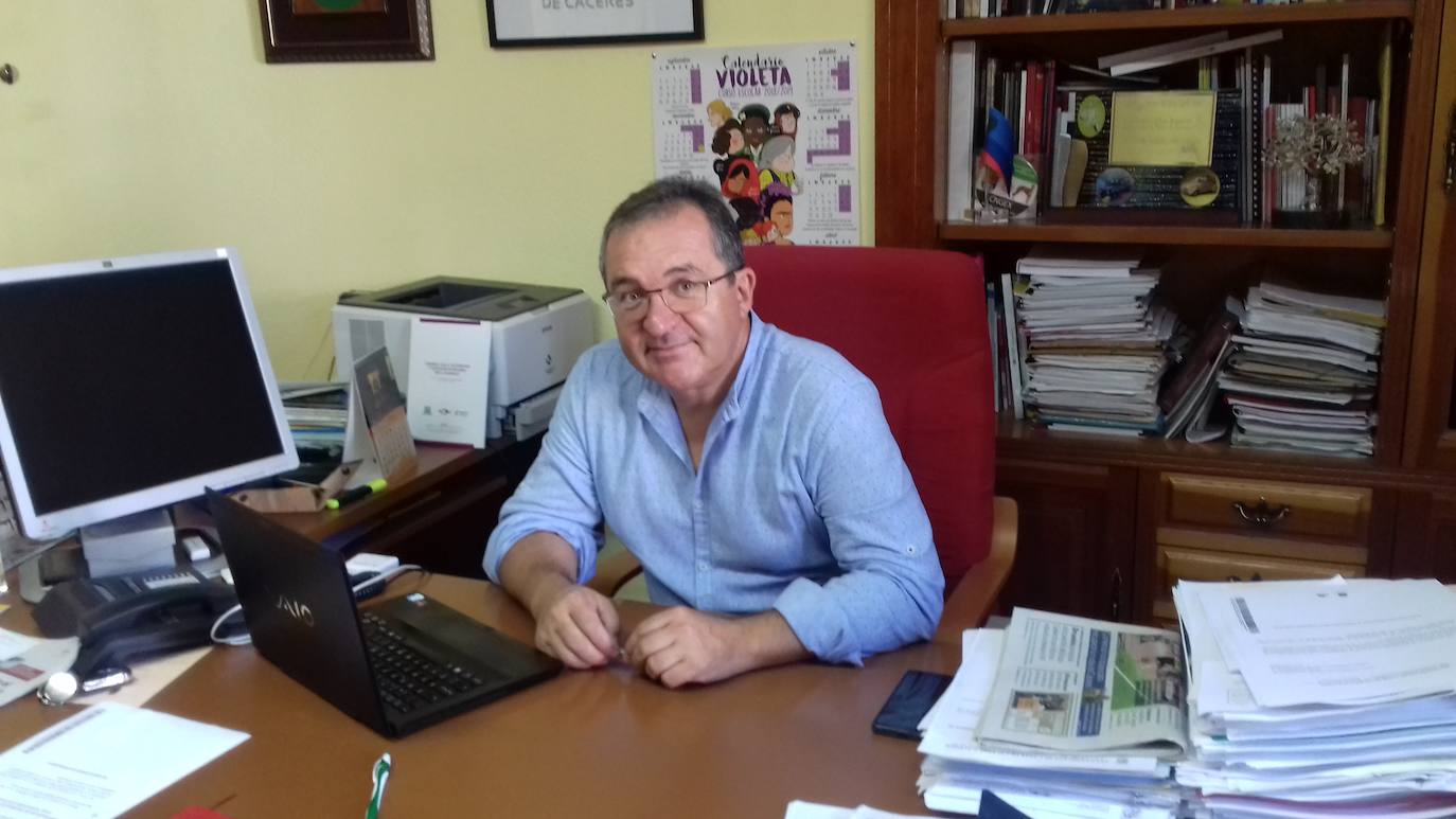 Agreden al alcalde de Casar de Cáceres mientras visitaba la obra de la plaza de Los abuelos